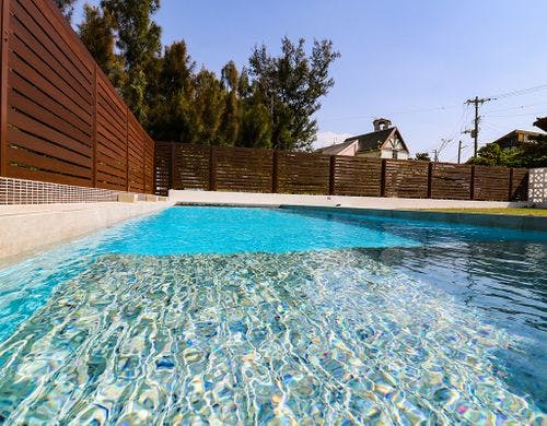 お子様にも安心の段差付きプール♪