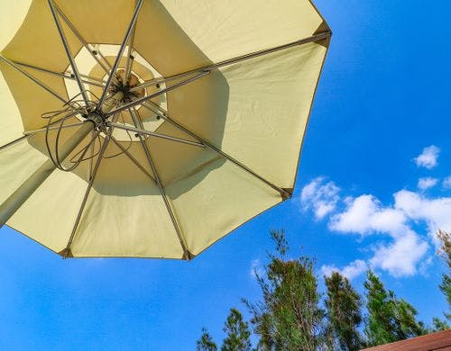 【プールサイド】大きなパラソル日焼け対策