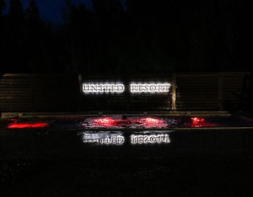 【夜・プール】ネオンが光る夜の雰囲気