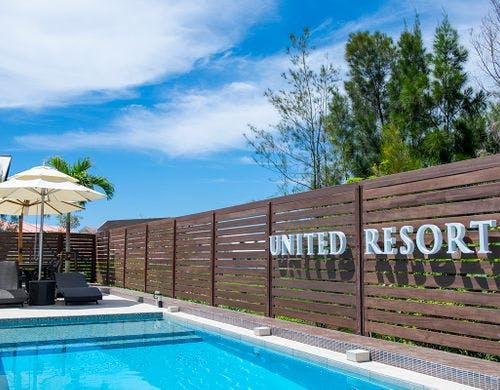 広々としたプールをグループで独占！