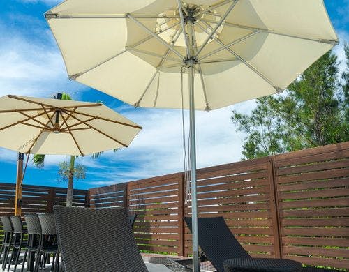 【プールサイド】日焼け対策にパラソル設置