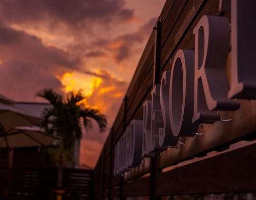 【エントランス・夕暮れ】