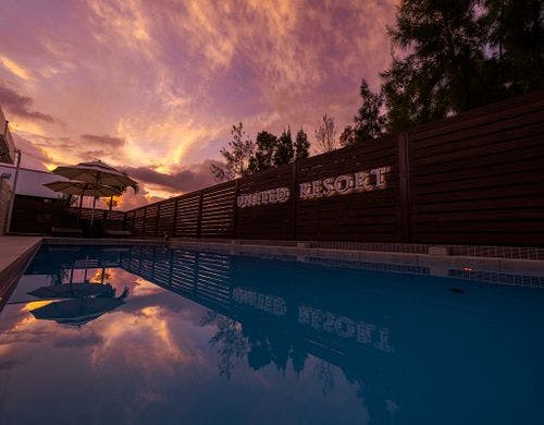 【夕暮れ・プールサイド】