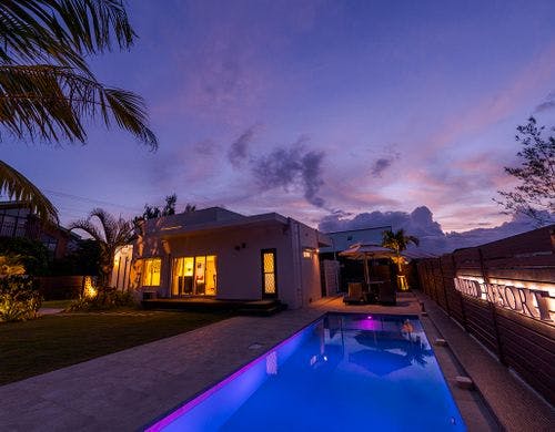 【夜・プール】照明が変化するプール♪