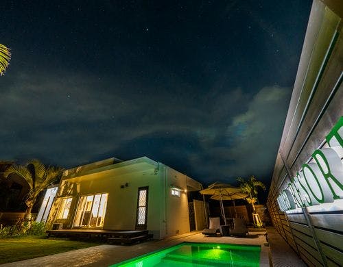 【夜・プール】緑色の照明が幻想的♪