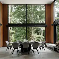 다이닝 공간의 개방적인 창문