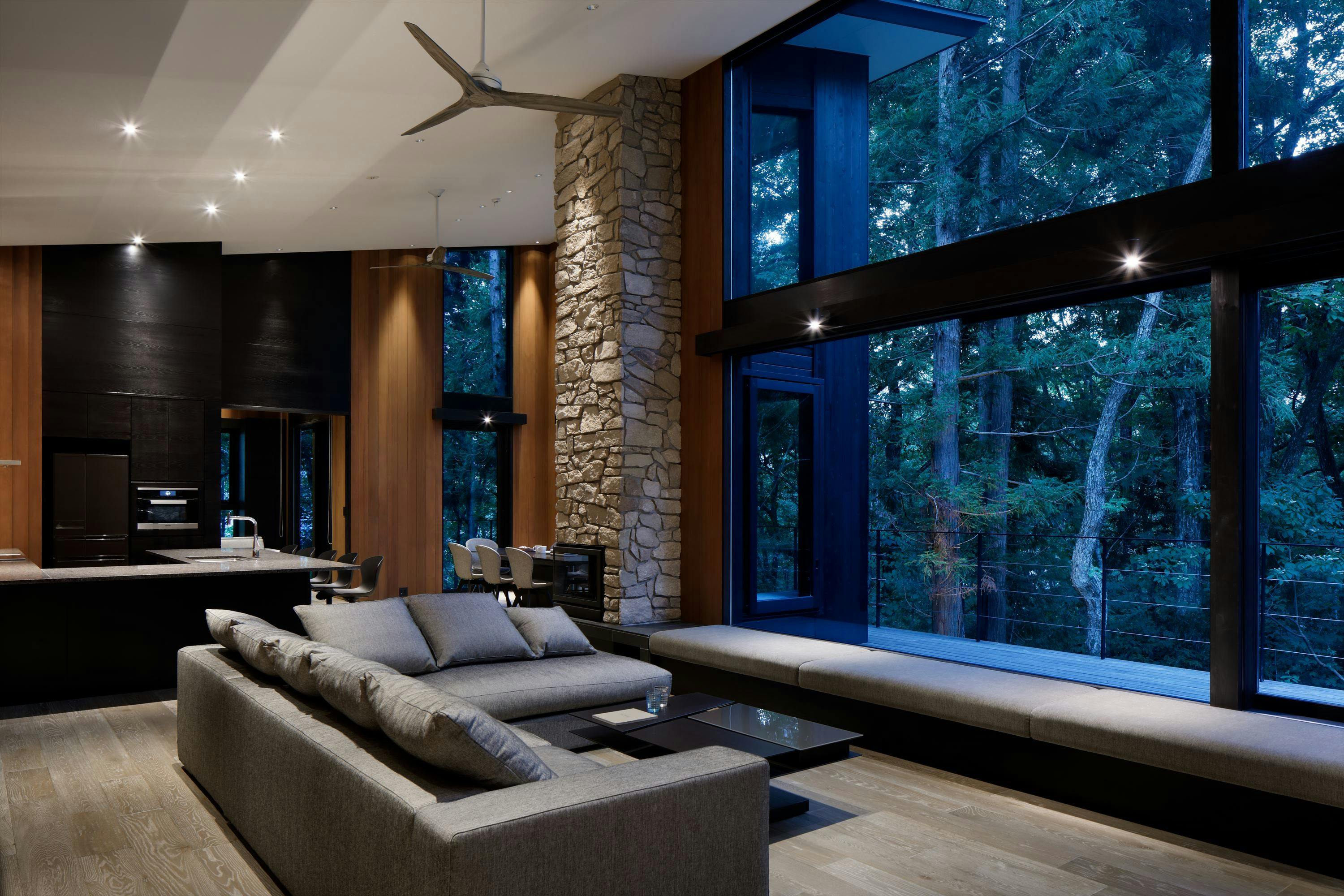 森の中に溶け込むような、こだわりのデザイナーズ邸宅