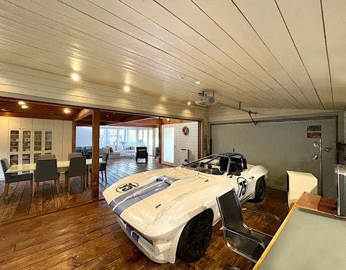 コテージCorvetteの1階ガレージ側から