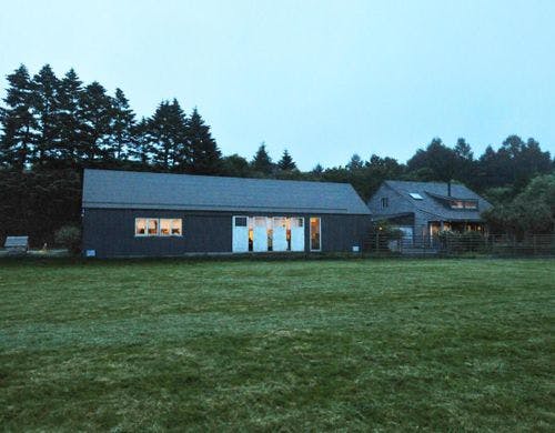 手前がMontana、奥がCorvetteです（夜）