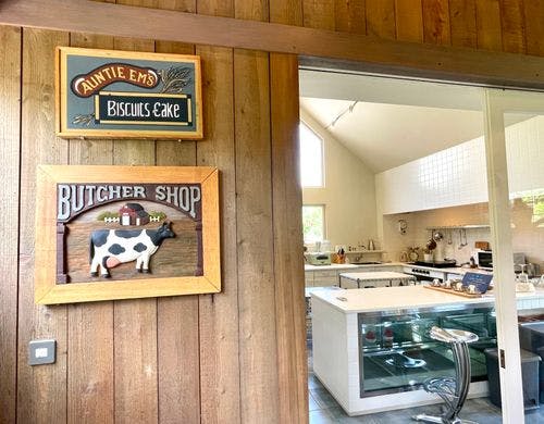 コテージMontanaのダイニング壁面です