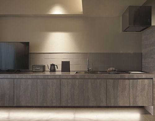 スイートルームのミニキッチンと大きなTV