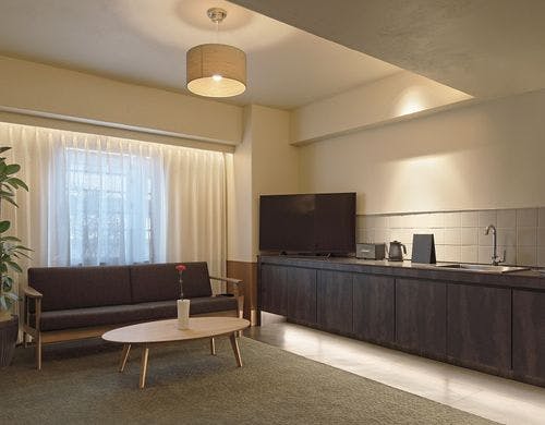 ミニキッチンと大きなTV(スイートルーム)