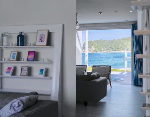 B棟リビング　鏡に映った海