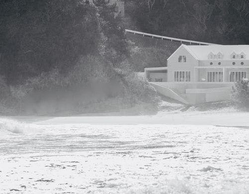バルコニーを降りればそこは入田浜。