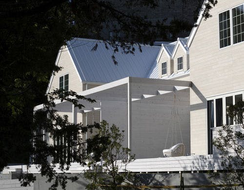 朝日の中の建物外観