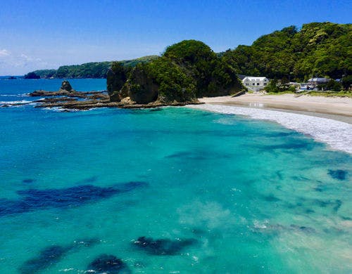 海から見た外観