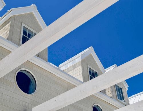 三角屋根と青空