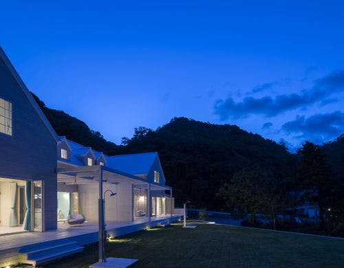 幻想的な空と外観