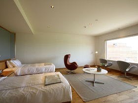 �y������:�����E�O���zbbb haus