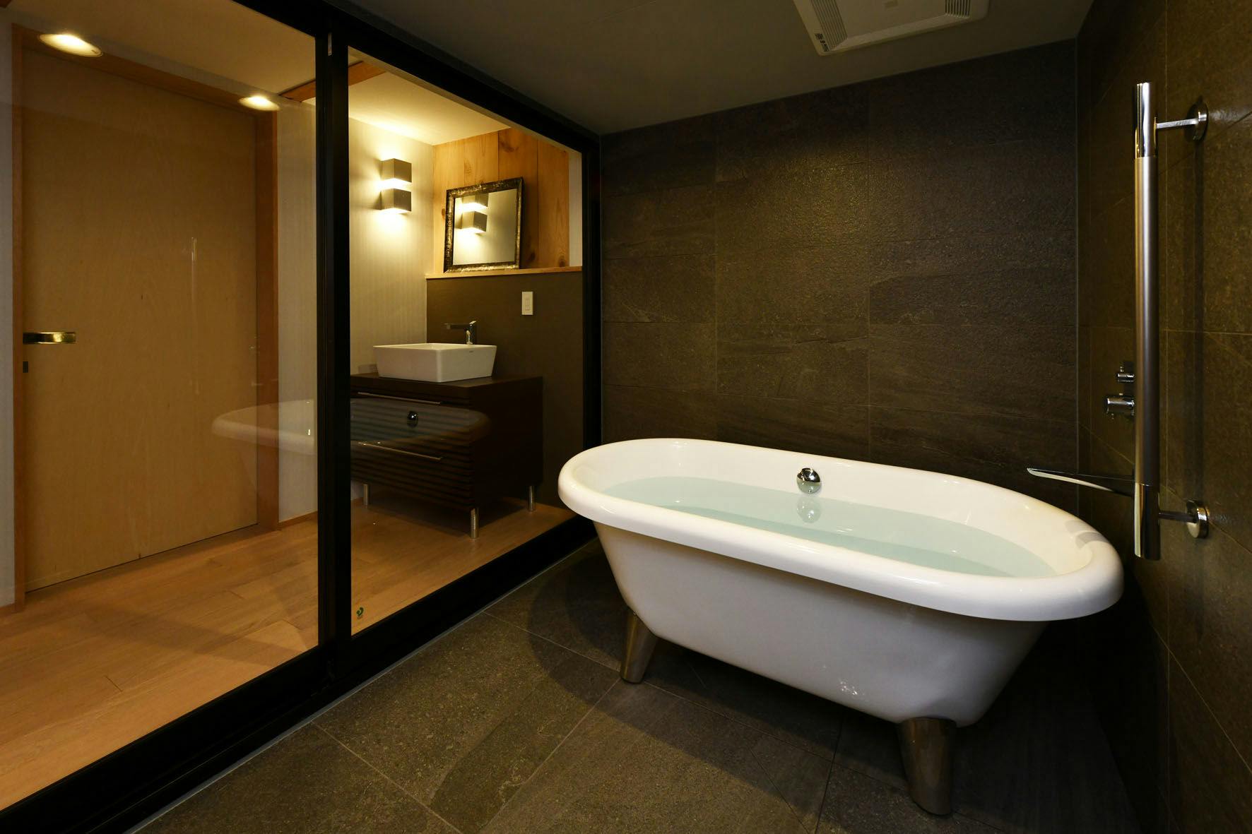 月の蔵のバスルームです