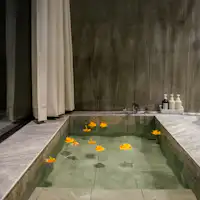 อ่างอาบน้ำเป็นอ่างอาบน้ำหินสั่งทำพิเศษ