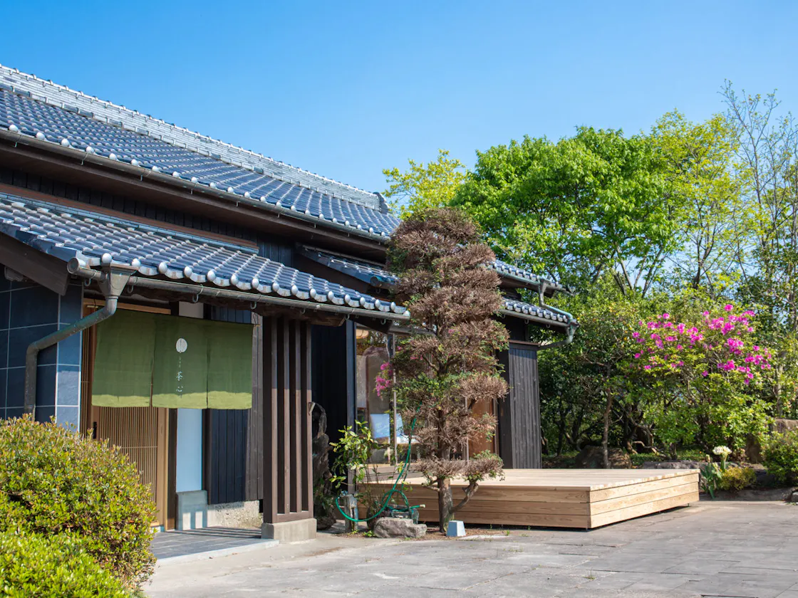 日本庭園とウッドデッキがある57坪の貸切宿