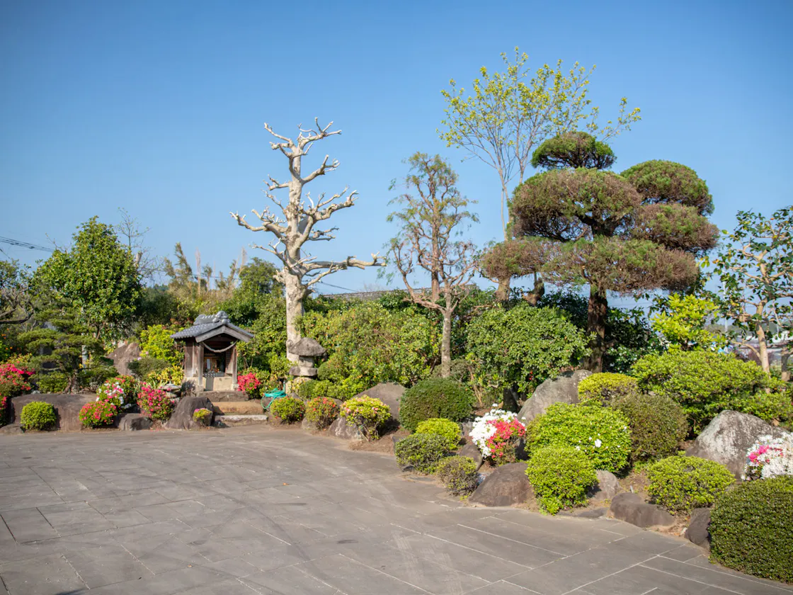 四季折々の花々が咲く日本庭園
