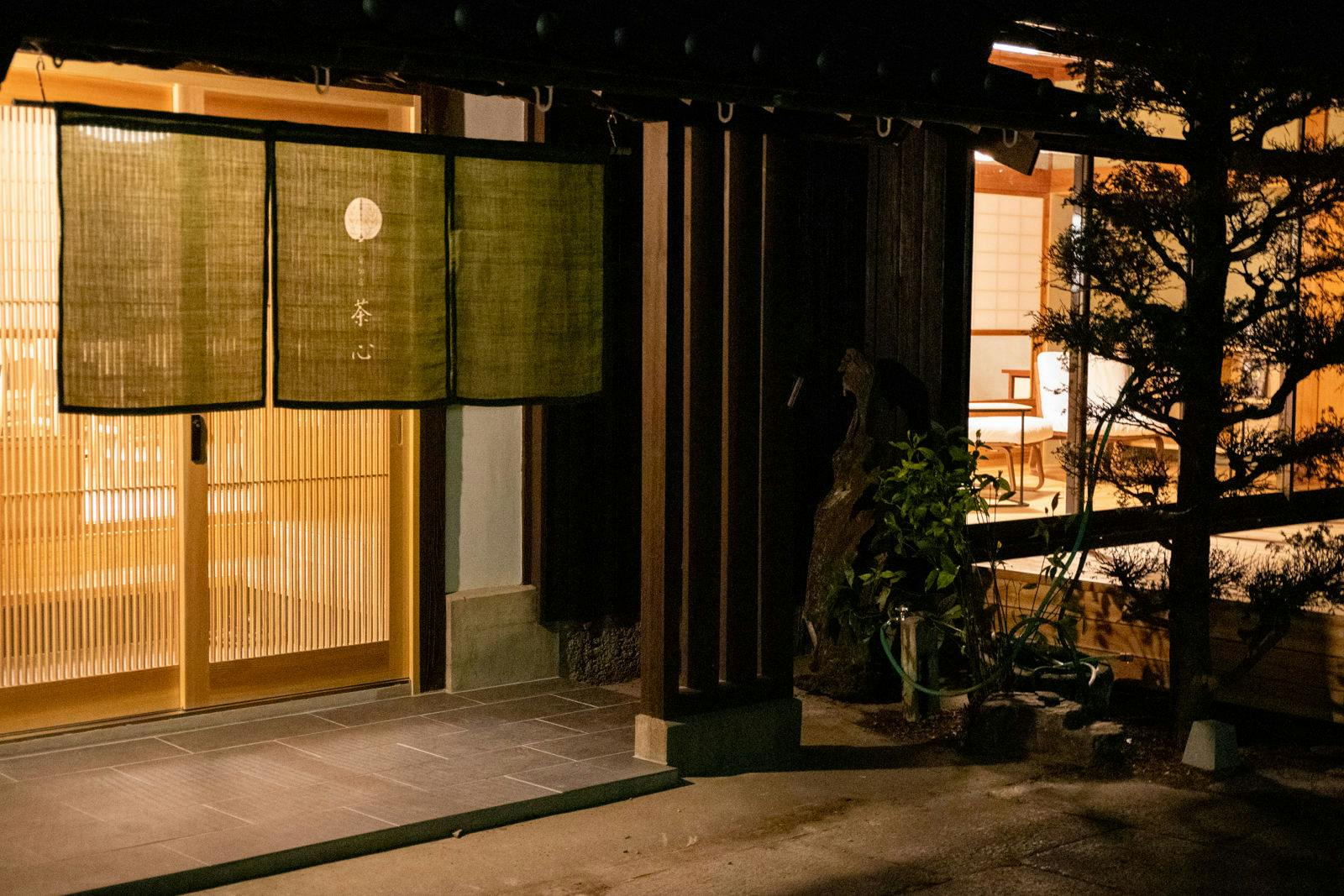 夜の茶心は静かにお客様をお迎えします