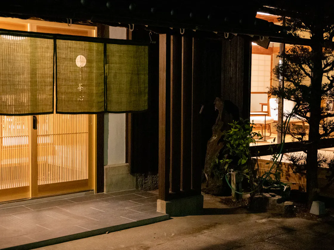 夜の茶心は静かにお客様をお迎えします