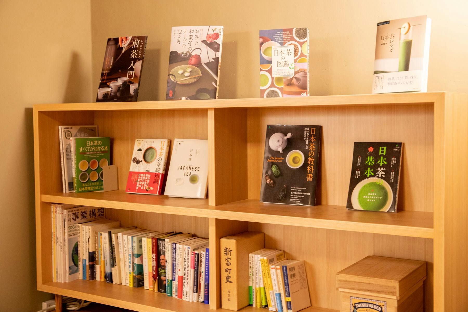 มีหนังสือหลากหลายและพื้นที่ที่สะดวกสบายสำหรับการอ่าน.