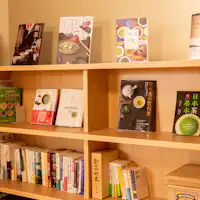 มีหนังสือหลากหลายและพื้นที่ที่สะดวกสบายสำหรับการอ่าน.