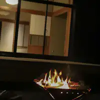 ล้อมรอบกองไฟในสวนญี่ปุ่นและพูดคุยกับคนสำคัญ