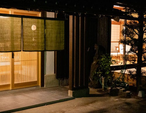 夜の茶心は静かにお客様をお迎えします