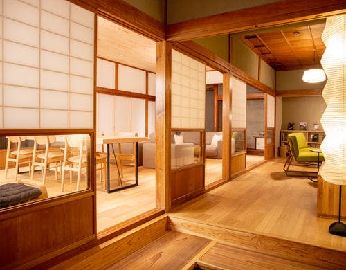 玄関から見る茶心（縁側・リビング）