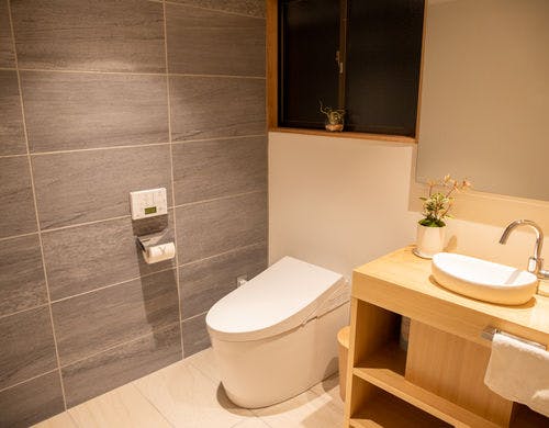 広くてキレイな自動開閉・洗浄のトイレ