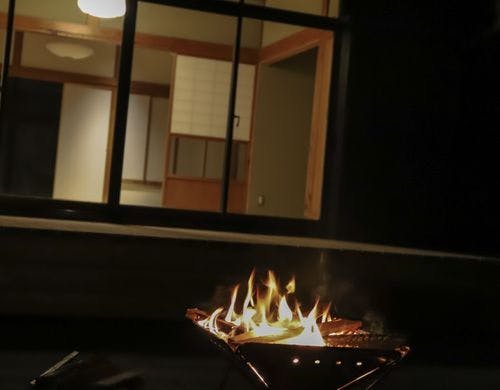 日本庭園で焚き火を囲み大切な人と対話