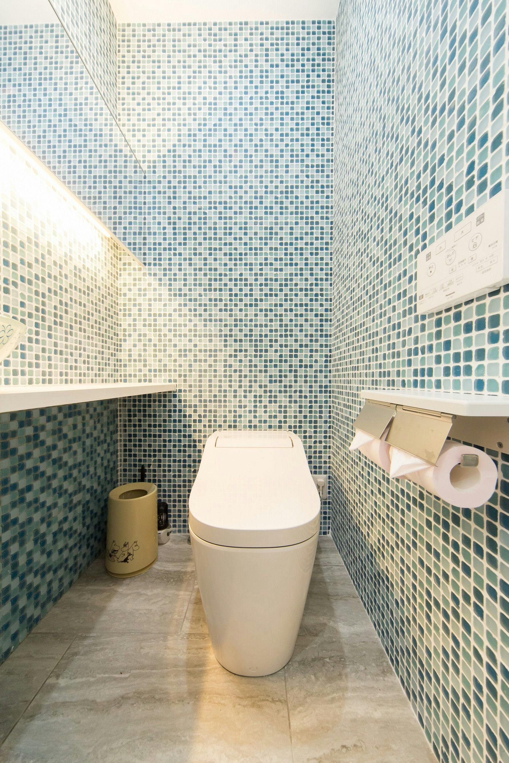 Dilengkapi toilet berkinerja tinggi dan bidet otomatis.