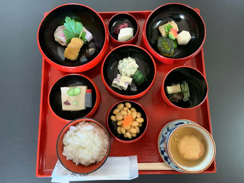 当館の朝食は京の老舗泉仙さんの鉄鉢朝食