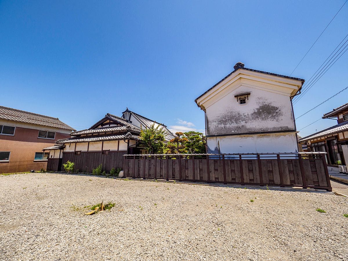 ที่พักบ้านโบราณตั้งอยู่ในหมู่บ้านที่ยังคงมีทัศนียภาพแบบดั้งเดิม