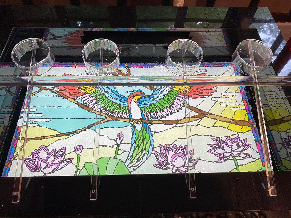 ・極楽鳥が描かれた駅内の壁画