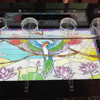 ・極楽鳥が描かれた駅内の壁画