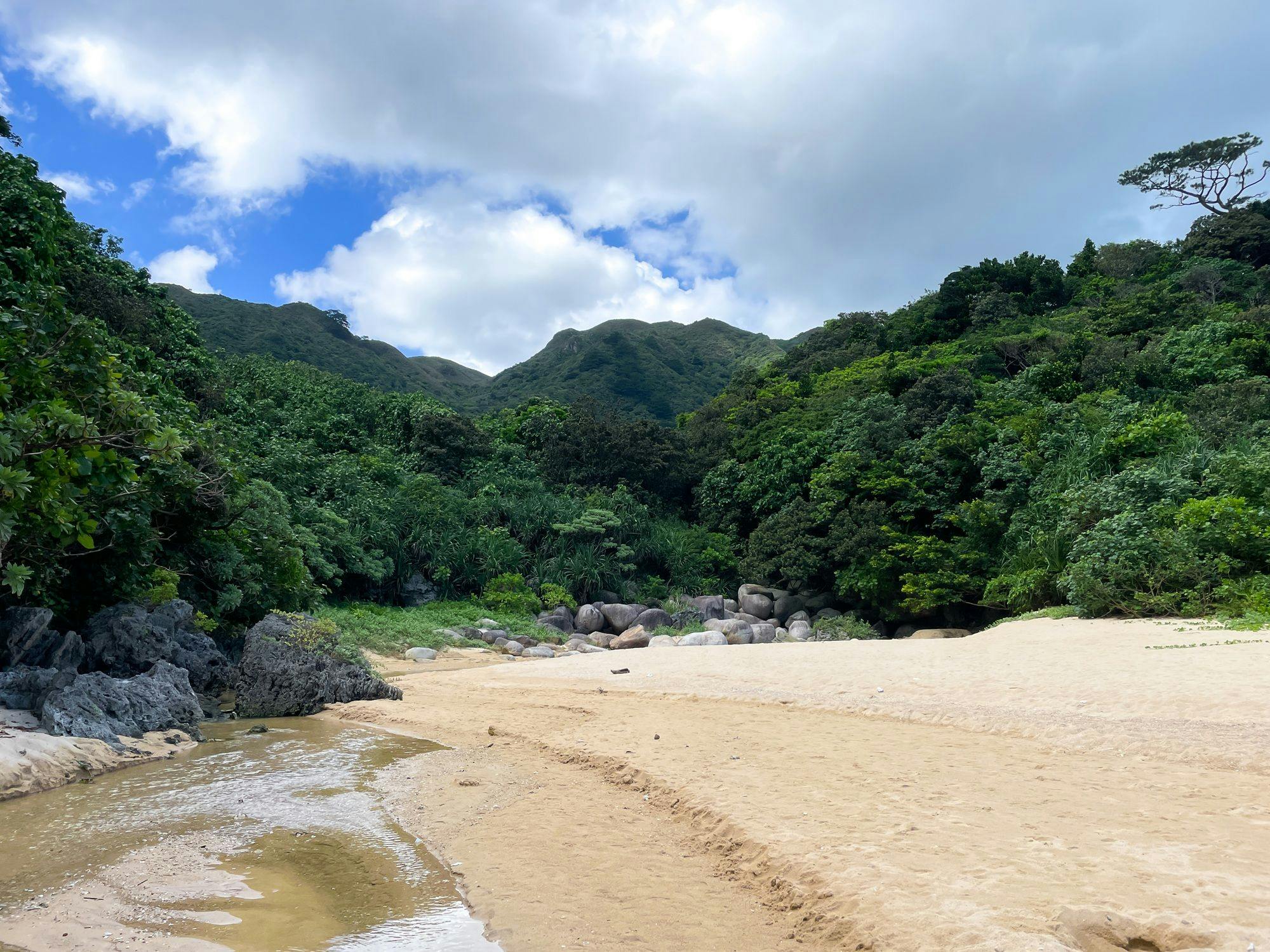 สถานที่ท่องเที่ยวใกล้เคียง｜คริสตัลบีชที่เต็มไปด้วยความลึกลับ