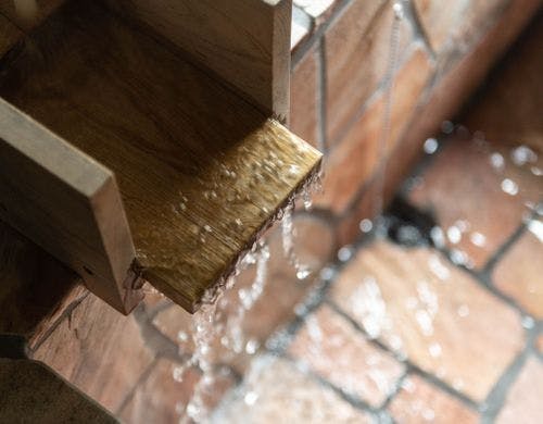 半露天の天然石風呂