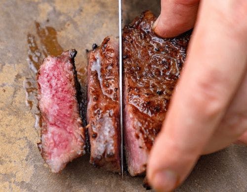 トマト麹で漬け込んだ国産ステーキ