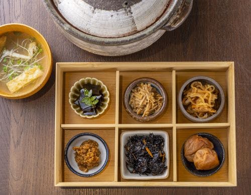 季節の旬菜や作物を贅沢に使ったお重