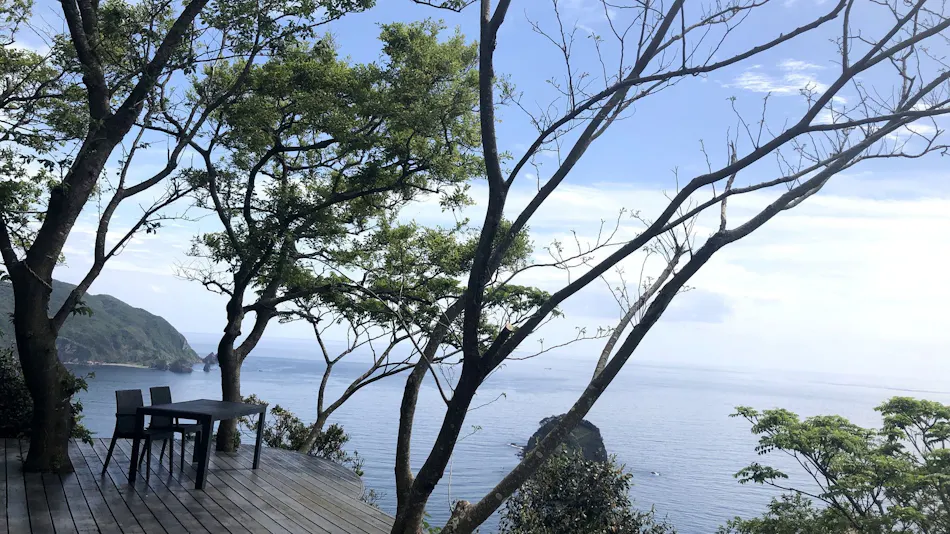 Izu Cliff House -A Cliffside Home Overlooking the Pacific…