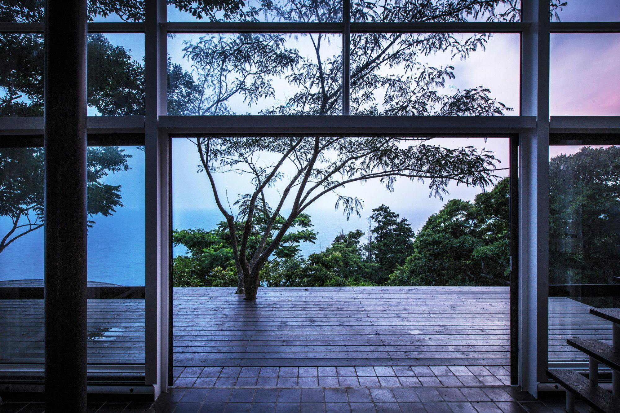 Izu Cliff House -A Cliffside Home Overlooking the Pacific…