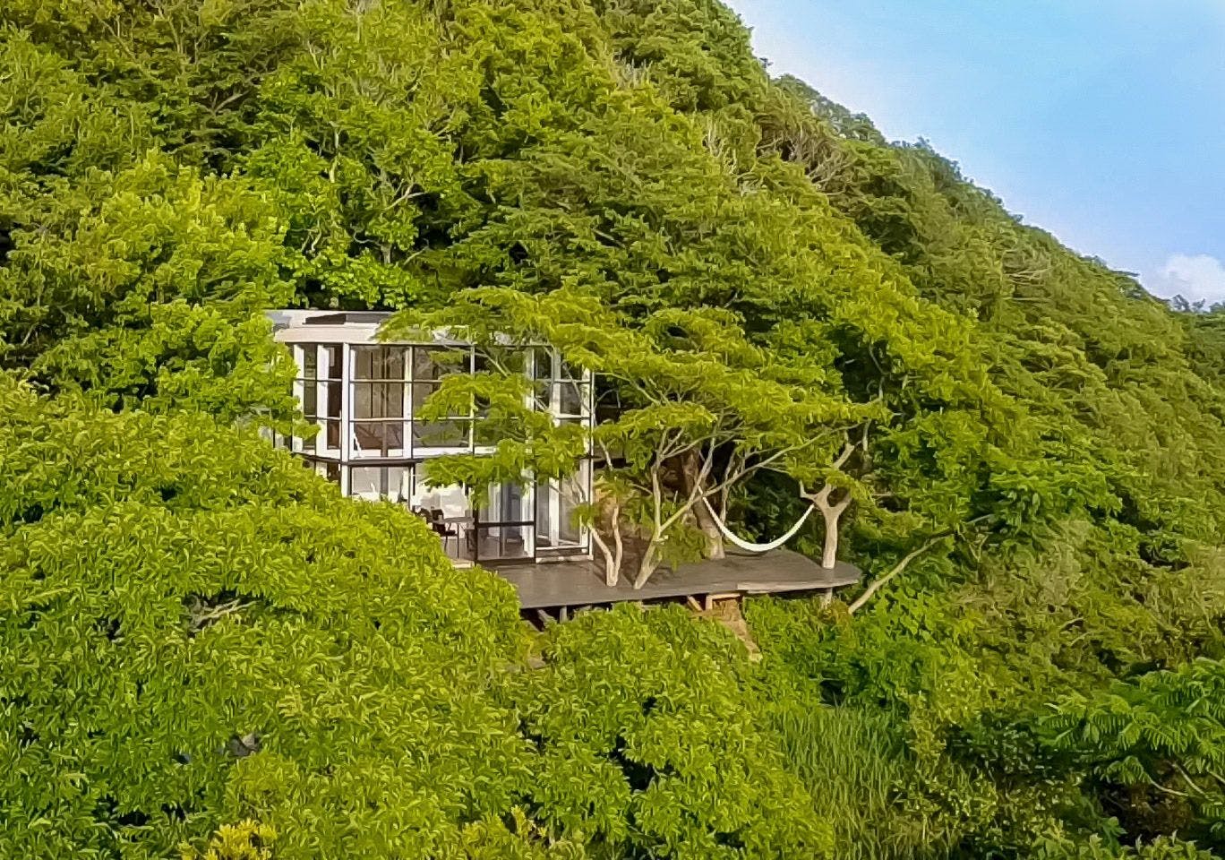 Izu Cliff House　国立公園内の秘境にある絶景・モダニズム建築