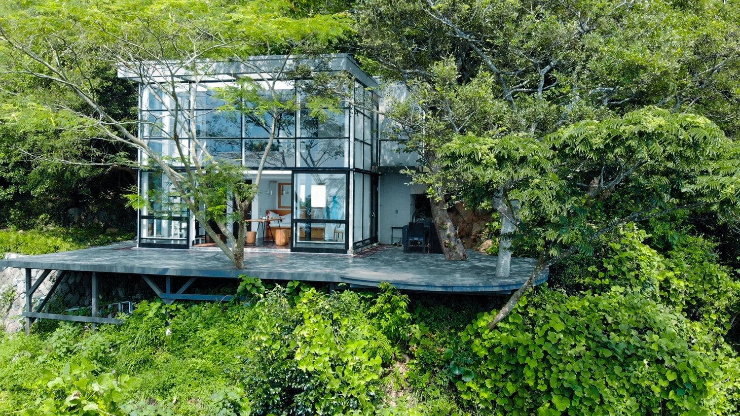 Izu Cliff House　国立公園内の秘境にある絶景・モダニズム建築