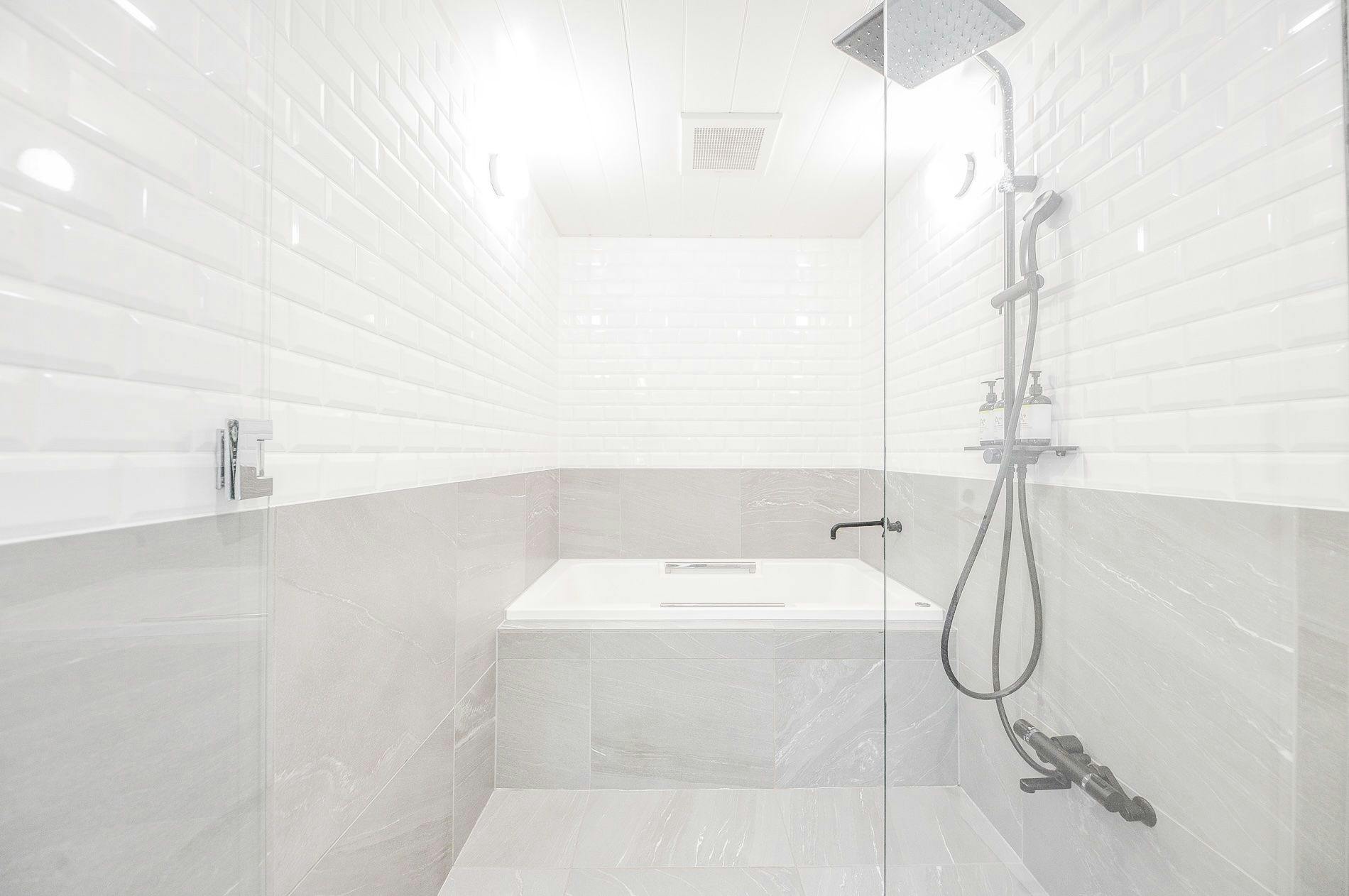 Pool 和 cave 的室內浴缸